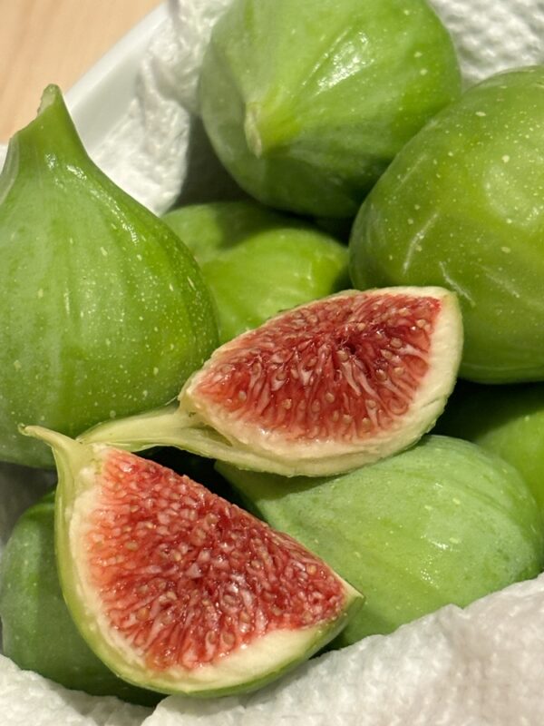 Fresh,Organic,Figs,From,A,Fig,Tree.,Sliced,Figs,In